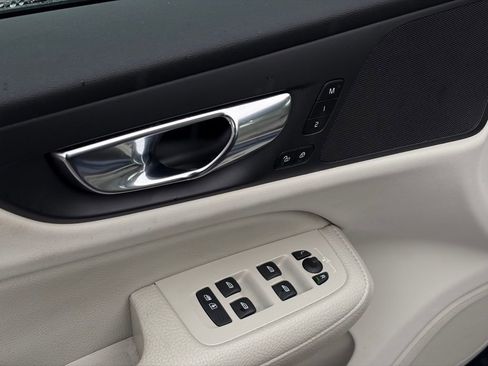 Used 2022 Volvo S60 B5 Momentum w/ Premium Package image 12