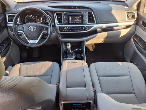 Used 2017 Toyota Highlander LE image 10