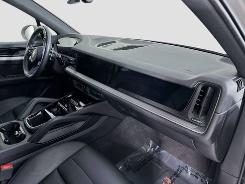 Certified 2025 Porsche Cayenne AWD/4WD image 31