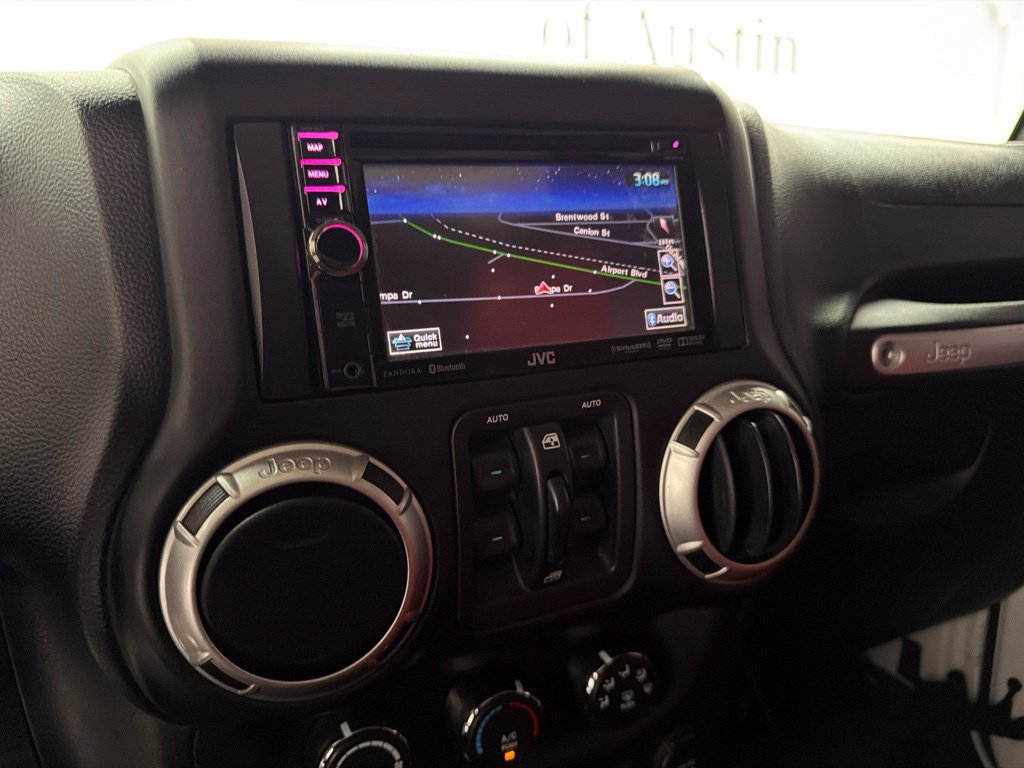 Used 2015 Jeep Wrangler Unlimited Sahara w/ Connectivity Group AWD/4WD image 17