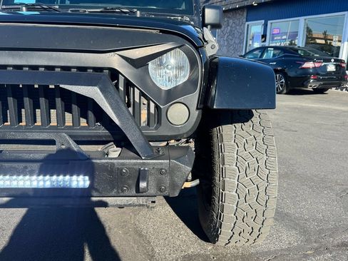Used 2018 Jeep Wrangler Unlimited Sahara AWD/4WD image 3