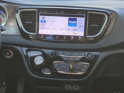 Used 2025 Chrysler Pacifica Select FWD image 18