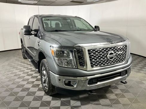 Used 2018 Nissan Titan SV w/ SV Convenience Package image 3