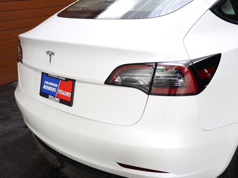 Used 2022 Tesla Model 3 Standard Range image 12