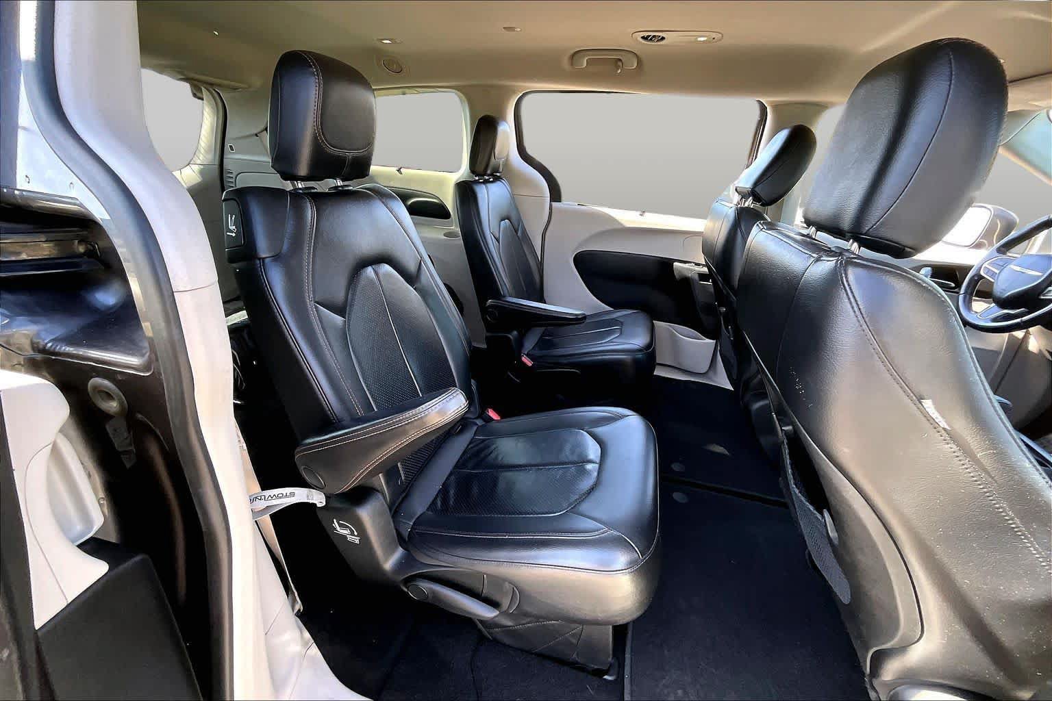 Used 2018 Chrysler Pacifica Touring-L FWD image 19
