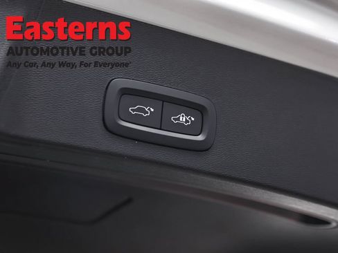 Used 2023 Volvo XC40 B5 Core AWD/4WD image 23