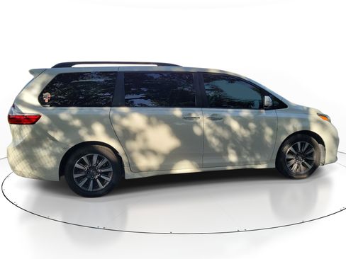 Used 2018 Toyota Sienna Limited FWD image 9