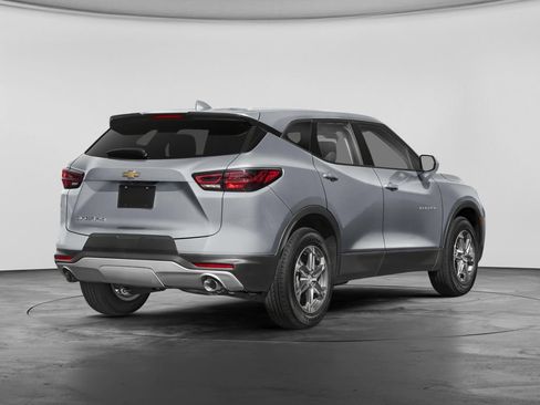 Used 2025 Chevrolet Blazer LT FWD image 2
