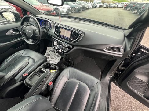 Used 2019 Chrysler Pacifica Touring-L image 17