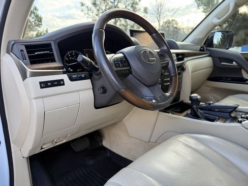 Used 2020 Lexus LX 570 4WD w/ Luxury Package image 21