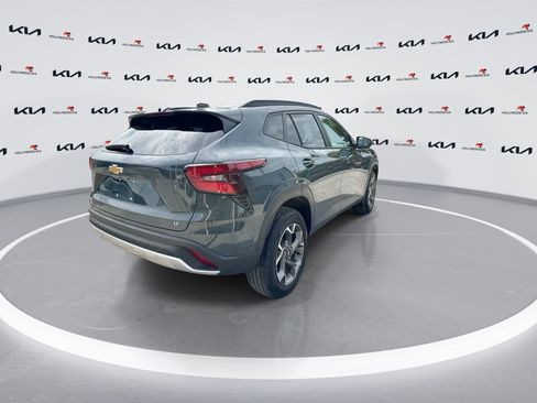 Used 2025 Chevrolet Trax LT FWD image 8