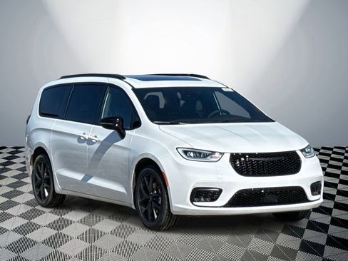 New 2026 Chrysler Pacifica Limited w/ S Appearance Package image 4