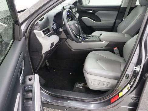 Used 2021 Toyota Highlander XLE FWD image 14