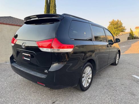 Used 2014 Toyota Sienna LE AWD/4WD image 4