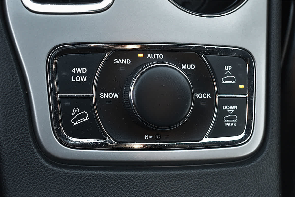 Used 2018 Jeep Grand Cherokee Overland AWD/4WD image 24