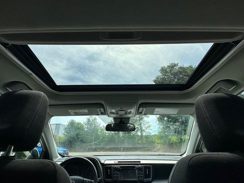 Used 2018 Toyota RAV4 XLE FWD image 30