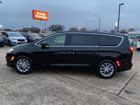 New 2026 Chrysler Pacifica Limited w/ Trailer Tow Group FWD image 2