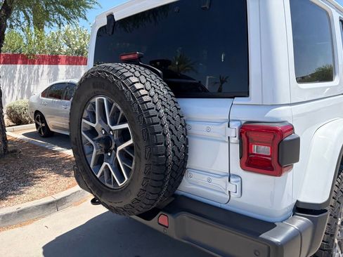 Used 2025 Jeep Wrangler Unlimited Sahara AWD/4WD image 4