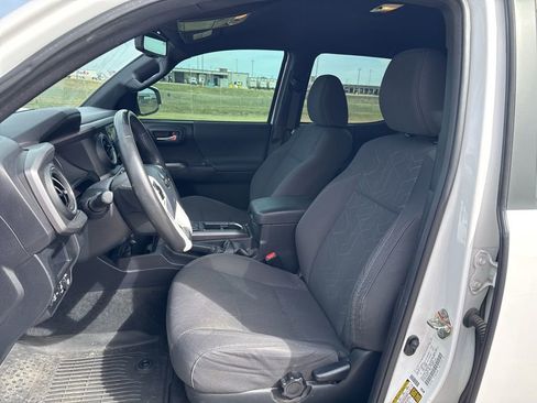 Used 2017 Toyota Tacoma TRD Sport w/ Tow Package (A/T) image 7