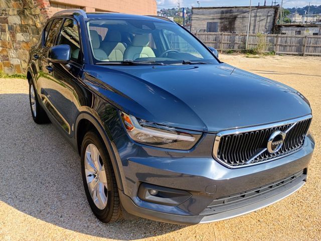 Used 2022 Volvo XC40 T4 Momentum FWD image 2