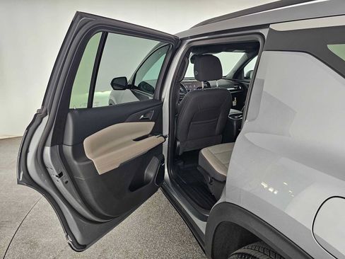 Used 2026 Chevrolet Traverse LT w/ Enhanced Driving Package FWD image 17