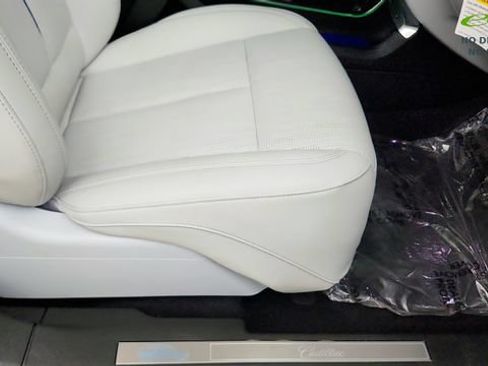 Used 2025 Cadillac Lyriq Luxury AWD/4WD image 38