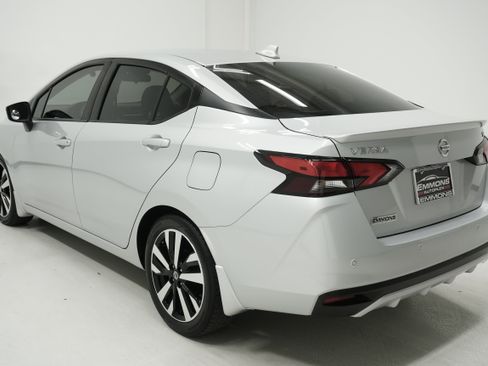 Used 2022 Nissan Versa SR image 6