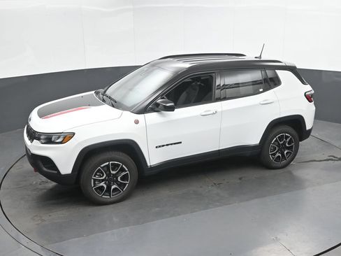 Used 2025 Jeep Compass Trailhawk AWD/4WD image 39