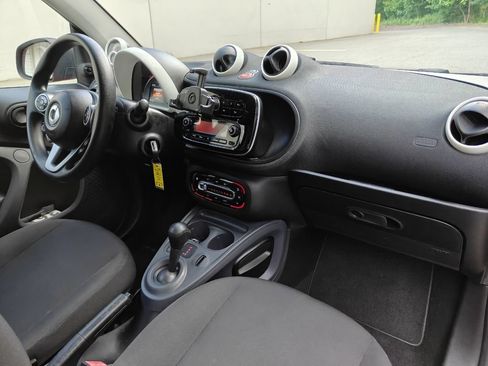 Used 2016 smart fortwo pure RWD image 13