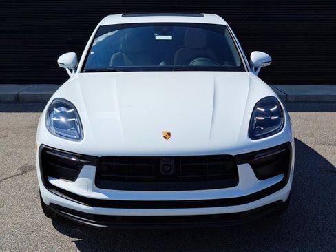 Certified 2025 Porsche Macan AWD/4WD image 10