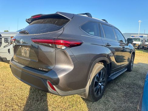 Used 2022 Toyota Highlander XLE AWD/4WD image 4