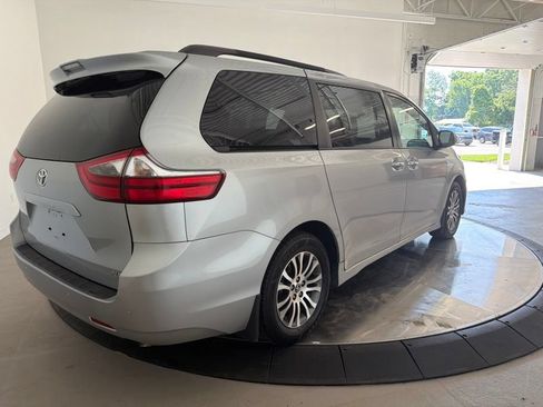 Used 2020 Toyota Sienna XLE w/ XLE Navigation Package FWD image 3
