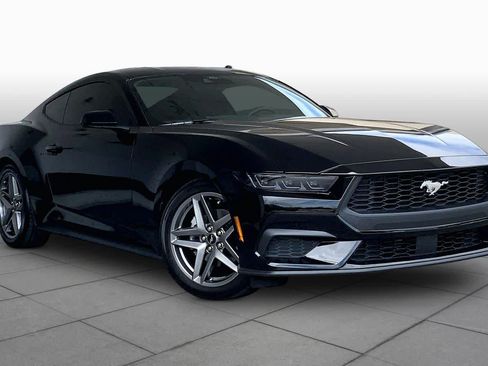 Used 2025 Ford Mustang Coupe RWD image 3