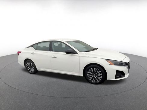 Used 2025 Nissan Altima 2.5 SV image 2