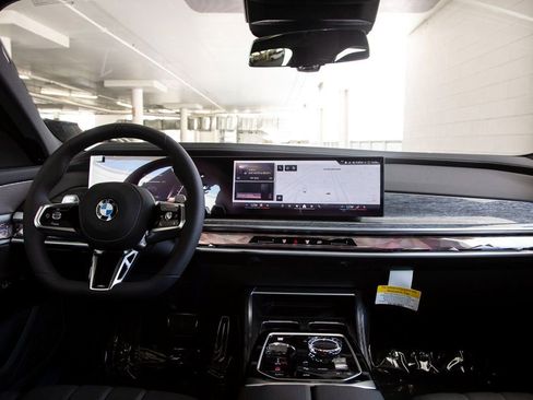 Used 2025 BMW 760i xDrive w/ Executive Package image 10