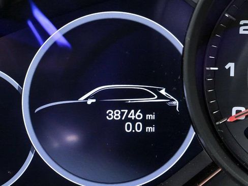 Certified 2023 Porsche Cayenne image 9