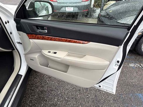 Used 2010 Subaru Outback 2.5i Limited image 20