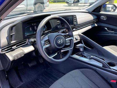 Used 2025 Hyundai Elantra SE FWD image 18