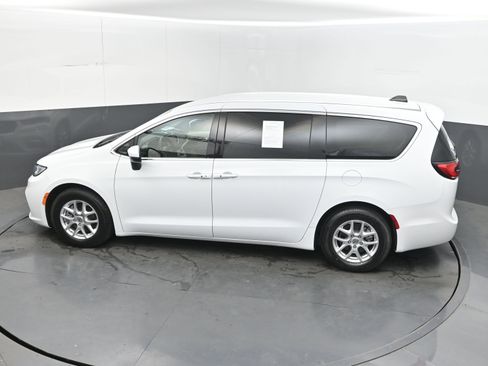 Used 2023 Chrysler Pacifica Touring-L FWD image 31