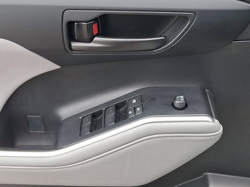 Used 2023 Toyota Highlander LE AWD/4WD image 2