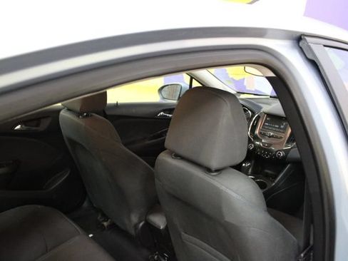 Used 2018 Chevrolet Cruze LT FWD image 10