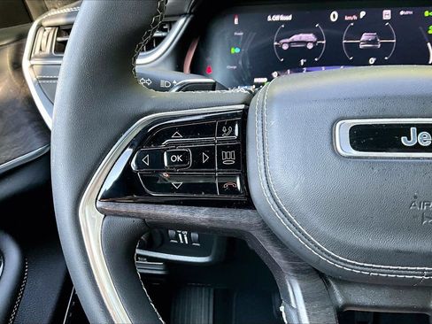 Used 2023 Jeep Grand Cherokee Overland w/ Luxury Tech Group IV AWD/4WD image 29