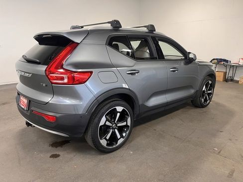 Used 2019 Volvo XC40 T5 Momentum image 3