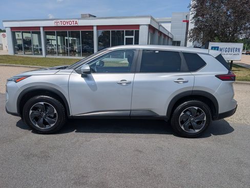 Used 2024 Nissan Rogue SV AWD/4WD image 2
