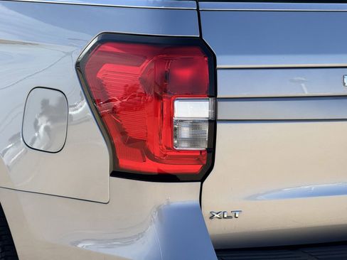 Used 2024 Ford Expedition XLT image 11