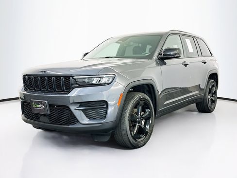 Used 2023 Jeep Grand Cherokee Altitude image 3