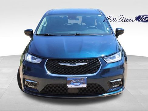 Used 2024 Chrysler Pacifica Touring-L FWD image 2
