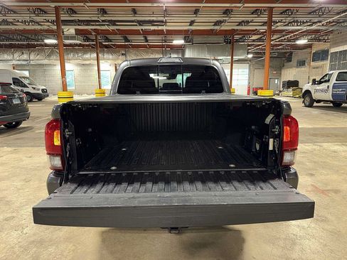 Used 2018 Toyota Tacoma TRD Sport w/ Exterior Package AWD/4WD image 11