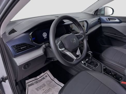 Used 2023 Volkswagen Taos SE w/ Panoramic Sunroof Package FWD image 9