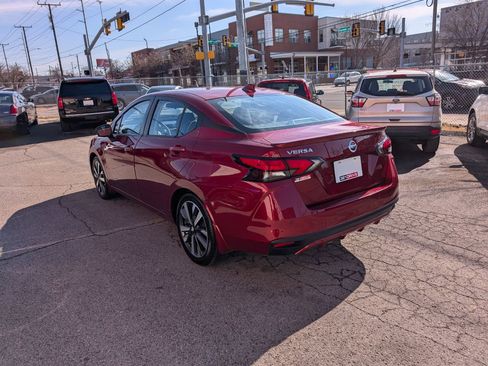 Used 2021 Nissan Versa SR image 8